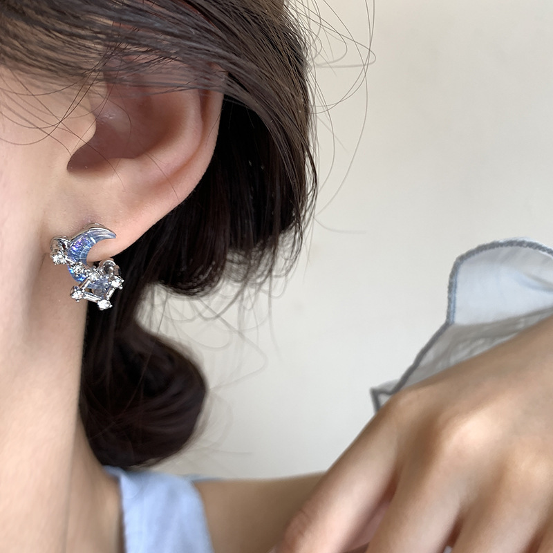 Super ethereal and clear blue moon stud earrings for women's Instagram niche, dreamy and versatile design earrings. New zircon earrings are trendy Specification drawing