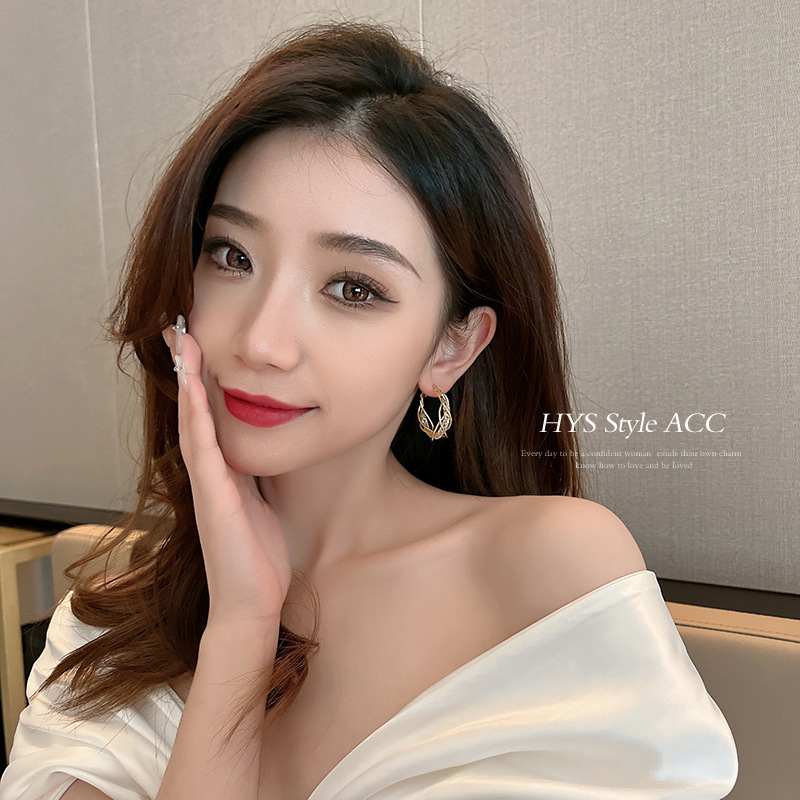 Twisted hollowed-out earrings for women, with a high-end design sense, are fashionable and versatile. Personalized ear rings and stud earrings, light luxury and niche style Application Scenario