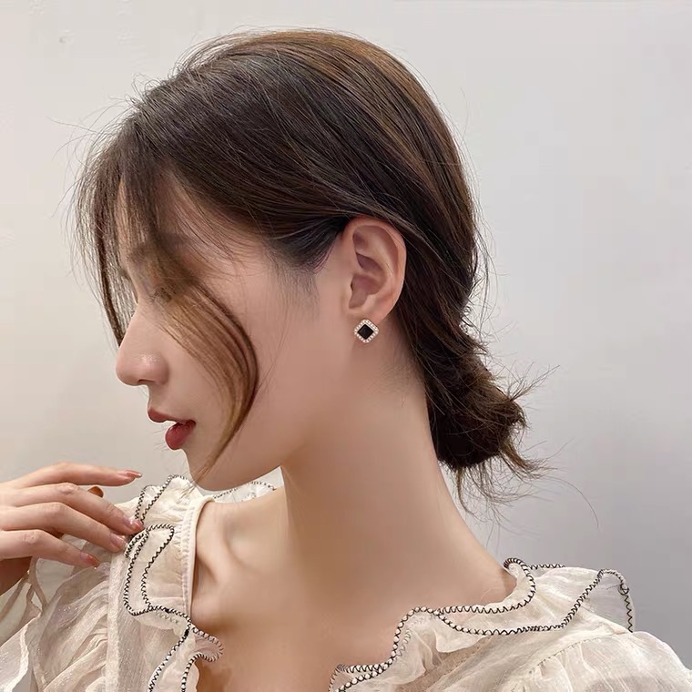 S925 Silver Needle Oil Drip French classic elegant and exquisite rainbow ear clips, small and versatile black square pearl ear studs Application Scenario