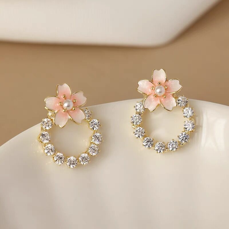 S925 Silver needle pink oil cherry blossom stud earrings, a niche Korean fashion diamond-encrusted pearl circle flower earrings for women full figure