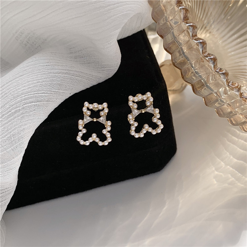 S925 Silver Needle, sweet and cute little bear pearl stud earrings, trendy, creative and fashionable, internet-famous earrings style, simple and small Application Scenario