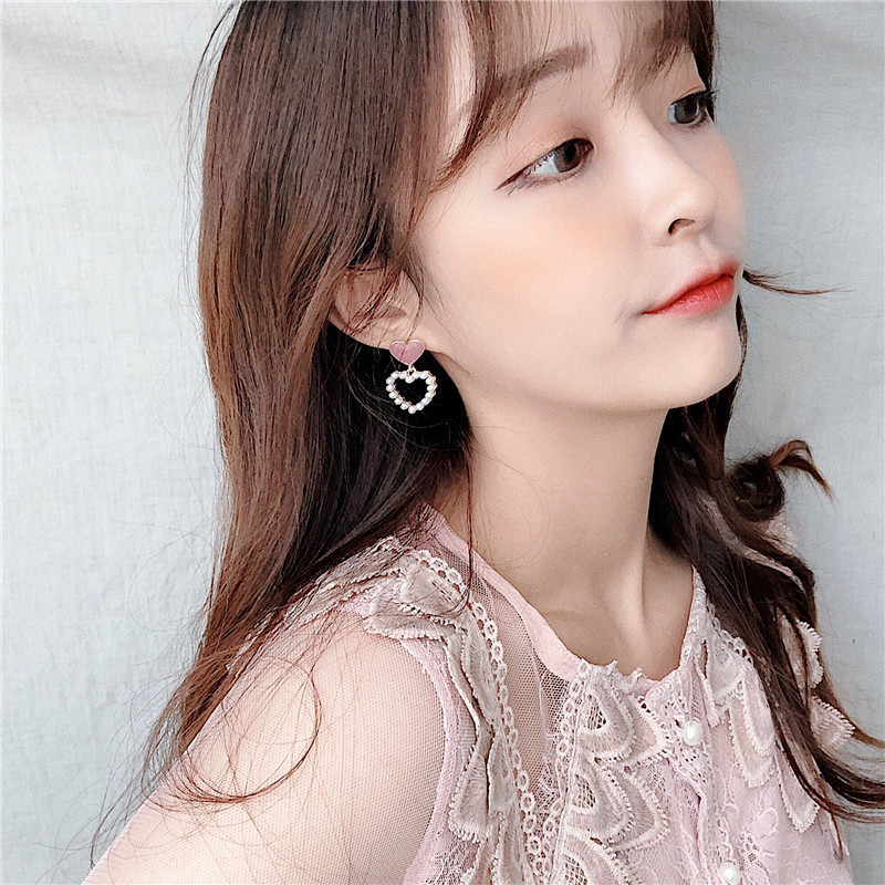 S925 Silver Needle Korean hollowed-out heart-shaped Pearl Sweet and elegant Oiled peach heart Stud earrings Fresh and cute heart-shaped pearl details Picture