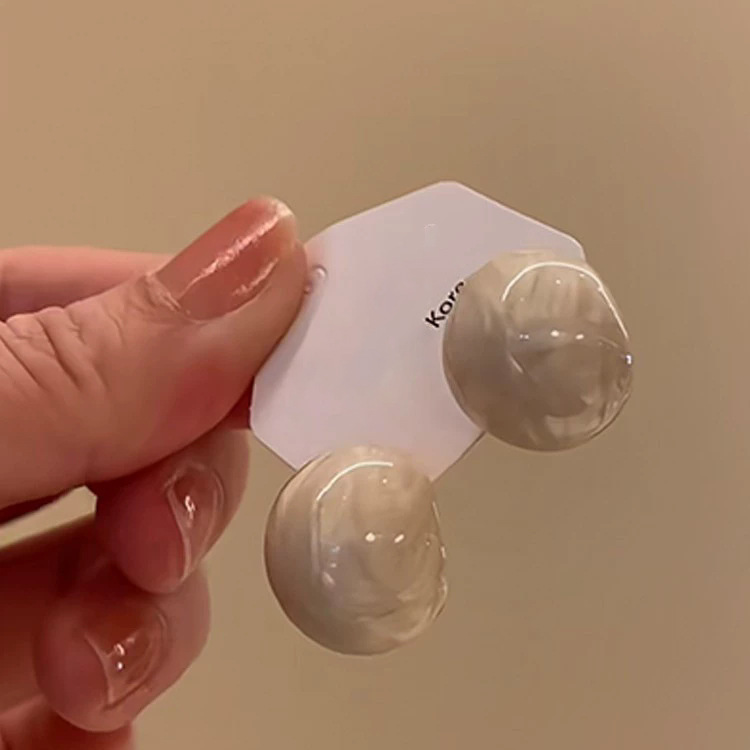 French retro cream-colored glazed bean stud earrings, artistic oval geometric earrings, versatile and elegant, niche earrings Specification drawing