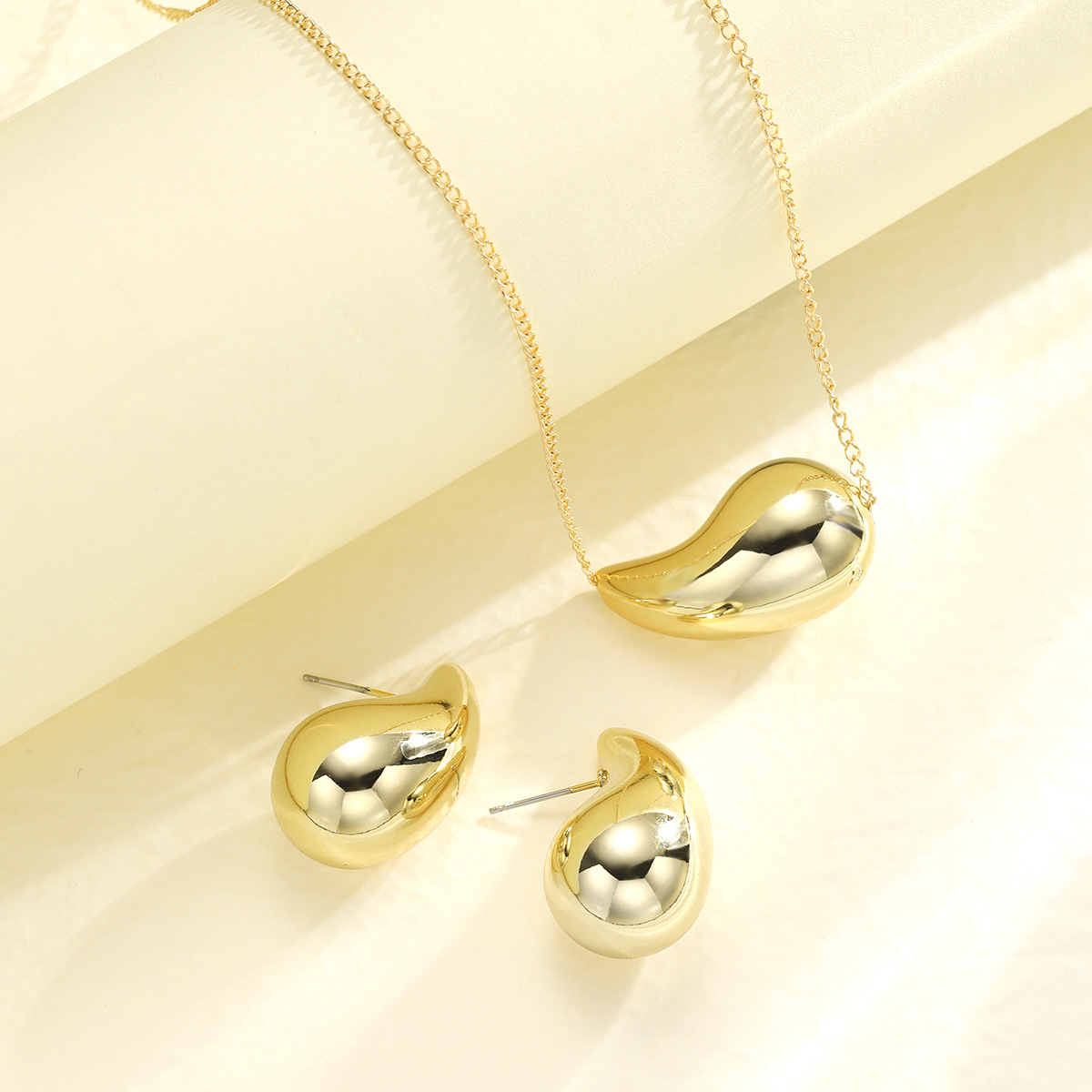 A popular cross-border fashion, individual and light luxury style simple golden comma teardrop stud necklace set of 2 pieces from Europe and America Specification drawing