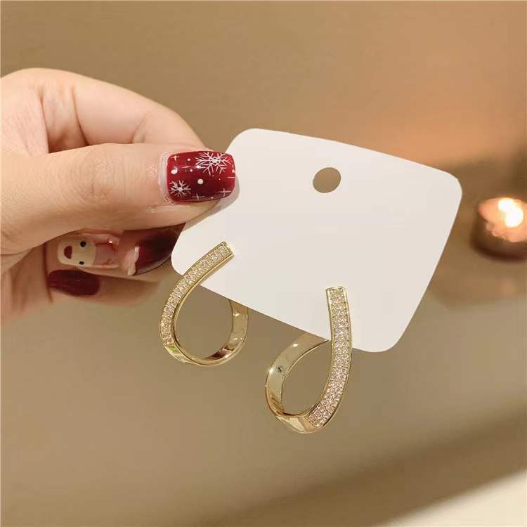 S925 Silver Needle, a trendy and individualized brand from Dongdaemun, South Korea, featuring bright diamond earrings and pendants with a trendy and stylish design Application Scenario