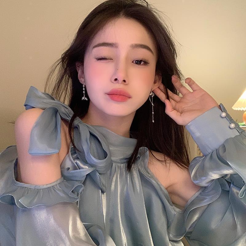 The S925 silver needle fishtail asymmetrical tassel earrings exude a sense of elegance and sophistication. They are light luxury stud earrings that are popular online and versatile details Picture