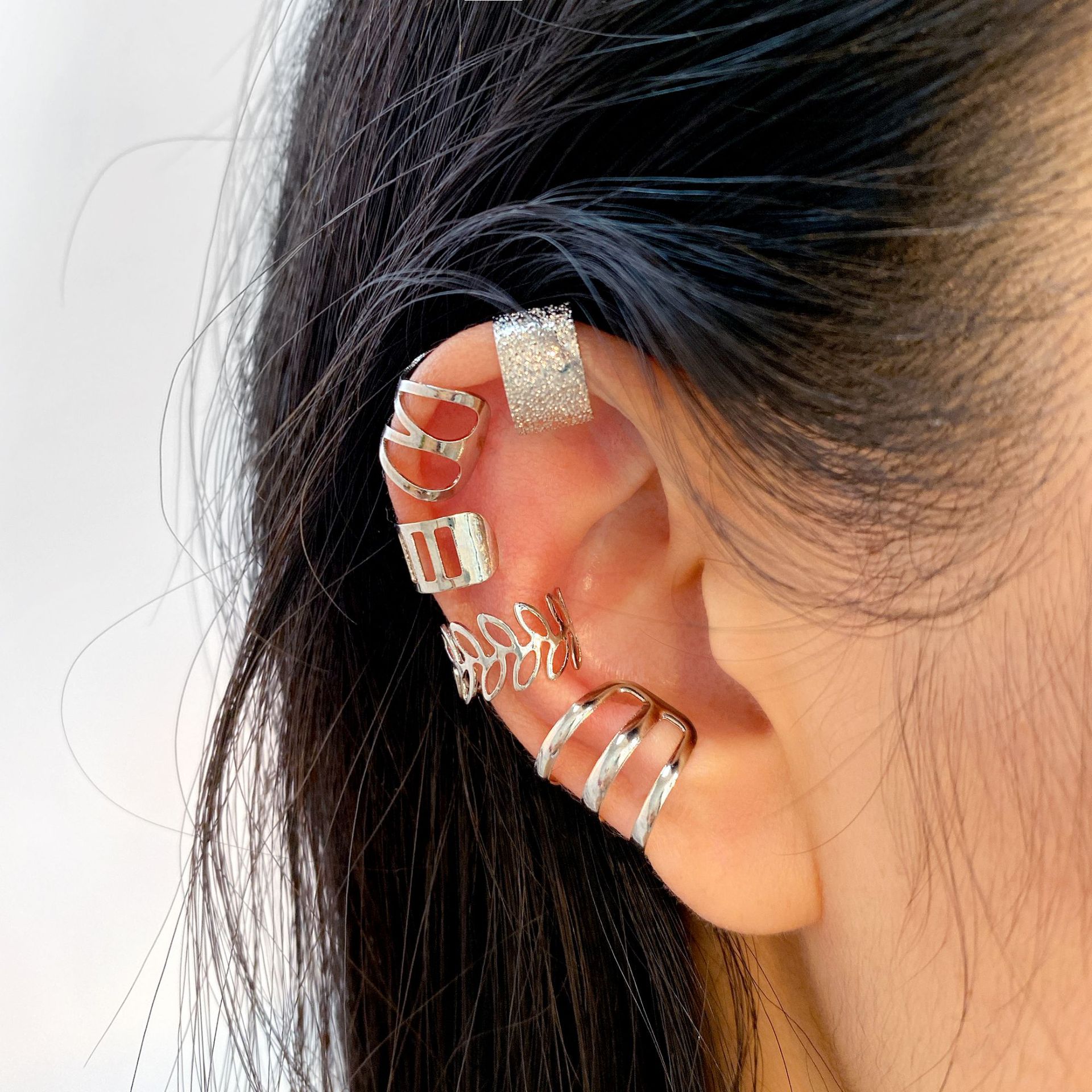 10 pieces of the new high-end design no-ear piercing ear bone clip earrings with a female personality, featuring golden leaf cutout C-shaped ear clips Specification drawing