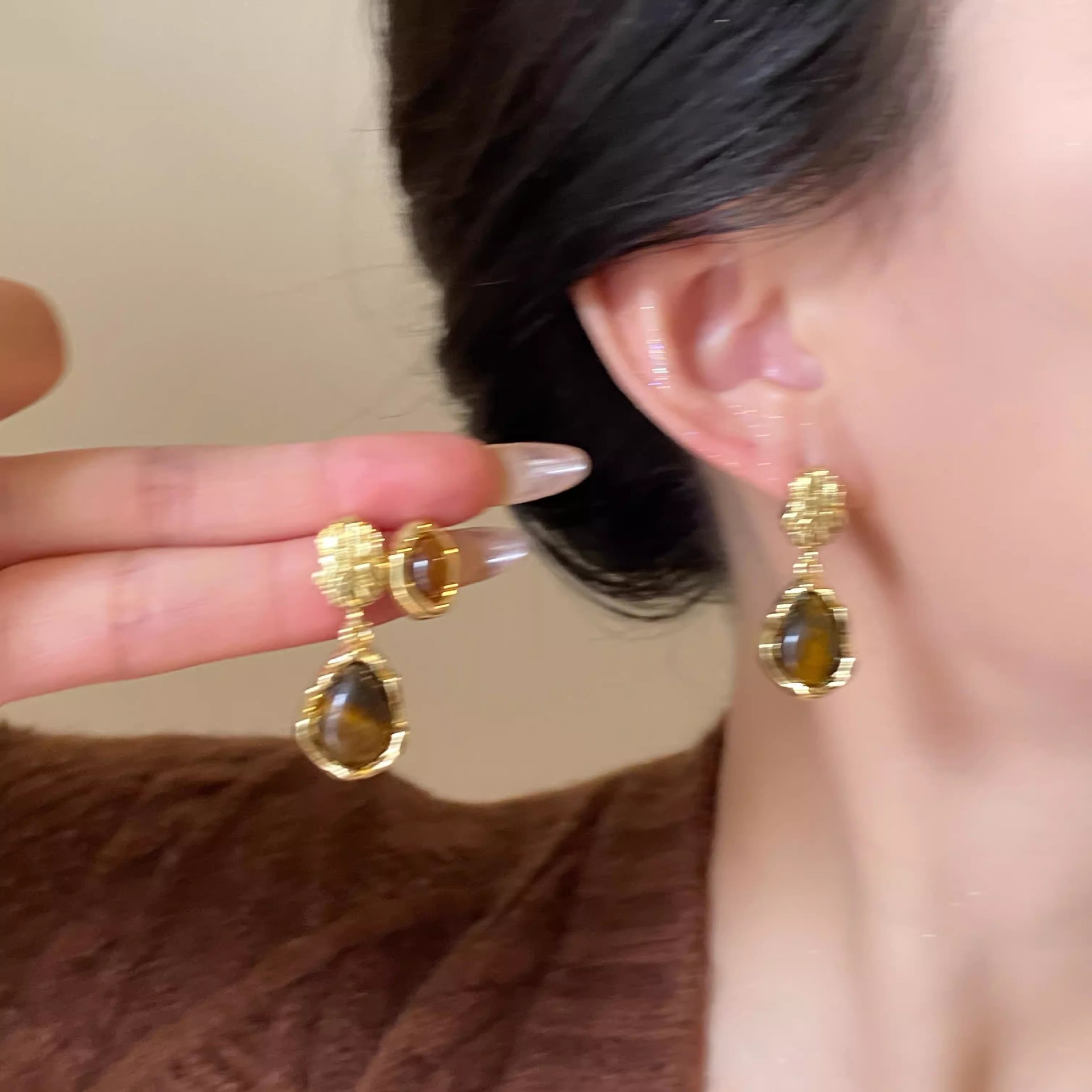 Tiger's eye stone retro stud earrings with a high-end feel, a mid-style, niche European and American style, Maillard earrings, autumn and winter earrings and pendants full figure