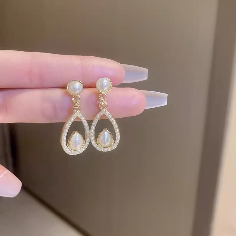 Hong Kong-style retro teardrop-shaped pearl stud earrings for women, light luxury, fashionable and high-end look, simple and elegant earrings details Picture