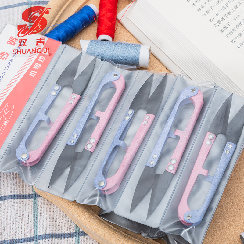 A small pair of scissors for cutting thread ends, a tailor's U-shaped scissors for thread cutting, a special yarn scissors for cross-stitch, sewing scissors for household use full figure