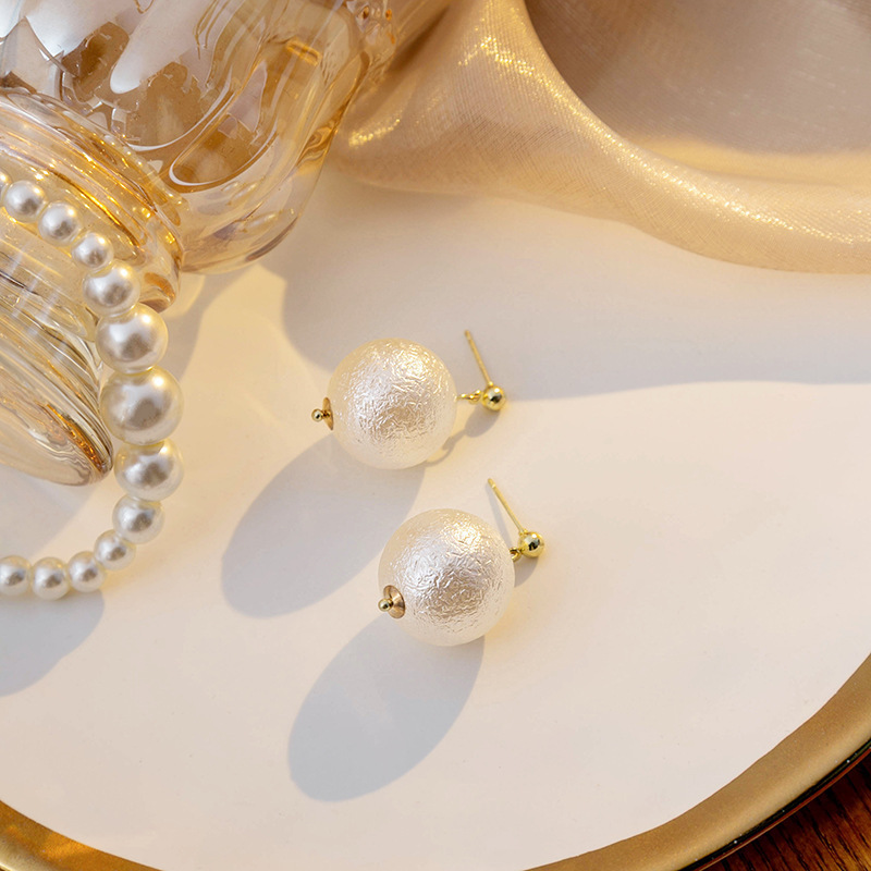 Silver needle French retro gentle cotton pearl stud earrings with a light luxury and high-end feel, Hepburn style pearl earrings for women Specification drawing