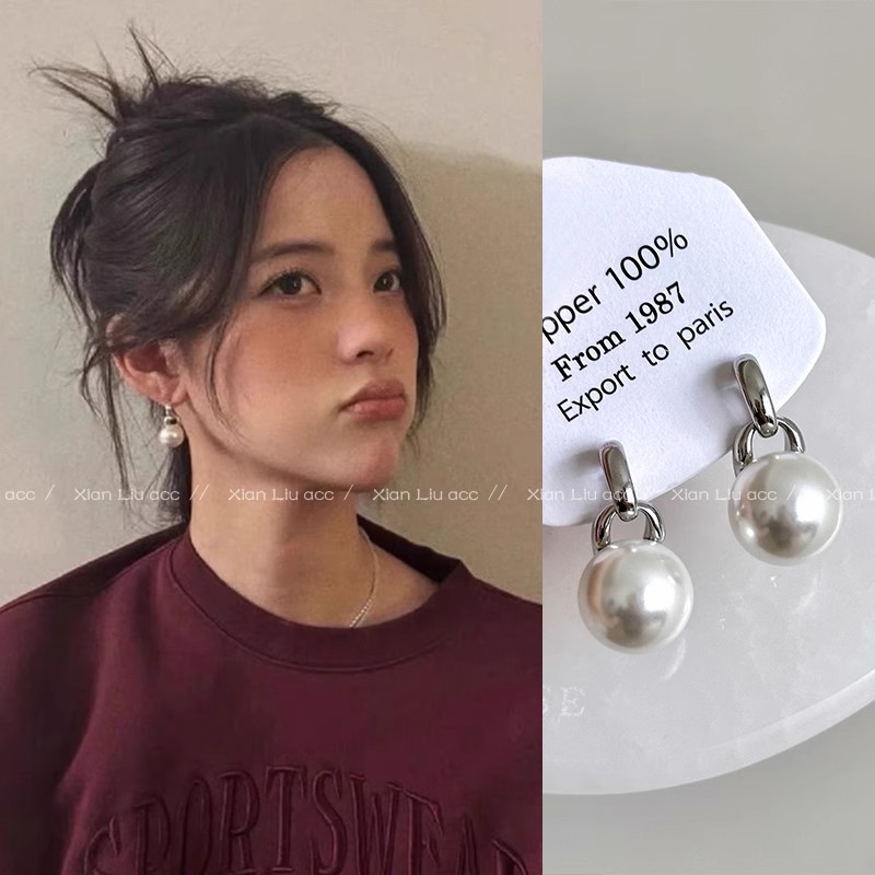 The pearl earrings of the same style as those worn by Ouyang Nana exude a sense of light luxury and sophistication for women. The simple stud earrings are elegant and stylish, and are versatile and fashionable full figure