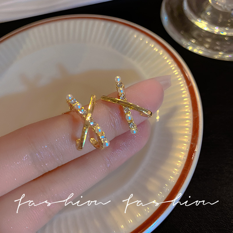 925 Silver needle crossed pearl stud earrings are exquisite, small and high-end. They are a new type of Korean earrings that exude the charm of female Internet celebrities full figure