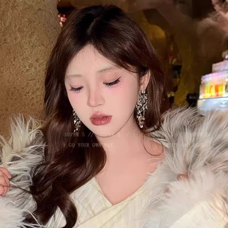 Shine on the stage! Golden sequined tassel earrings, women's light luxury, niche high-end stud earrings, exaggerated and grand metal earrings Application Scenario