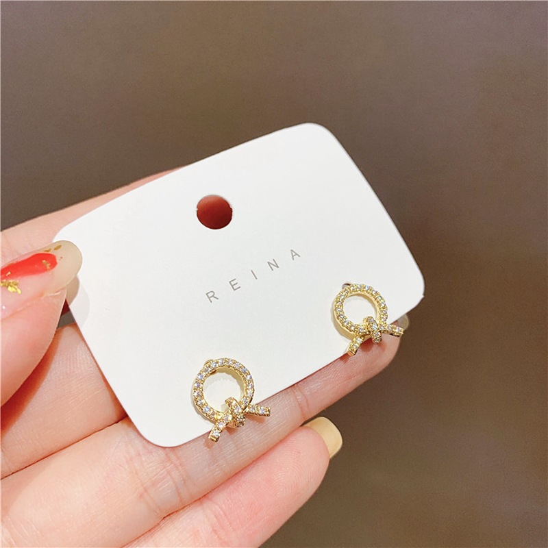 Korean Dongdaemun S925 silver needle simple water diamond small circle cross stud earrings, individual and elegant girl earrings Application Scenario