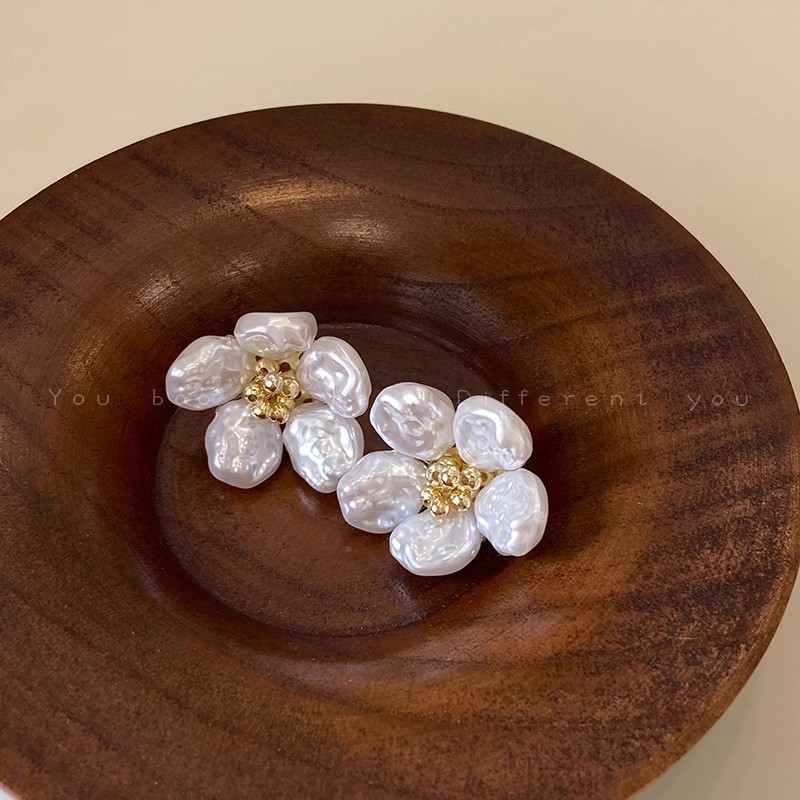 French retro Baroque pearl stud earrings for women, sweet and light luxury flower earrings, new trendy earrings in 2025 details Picture