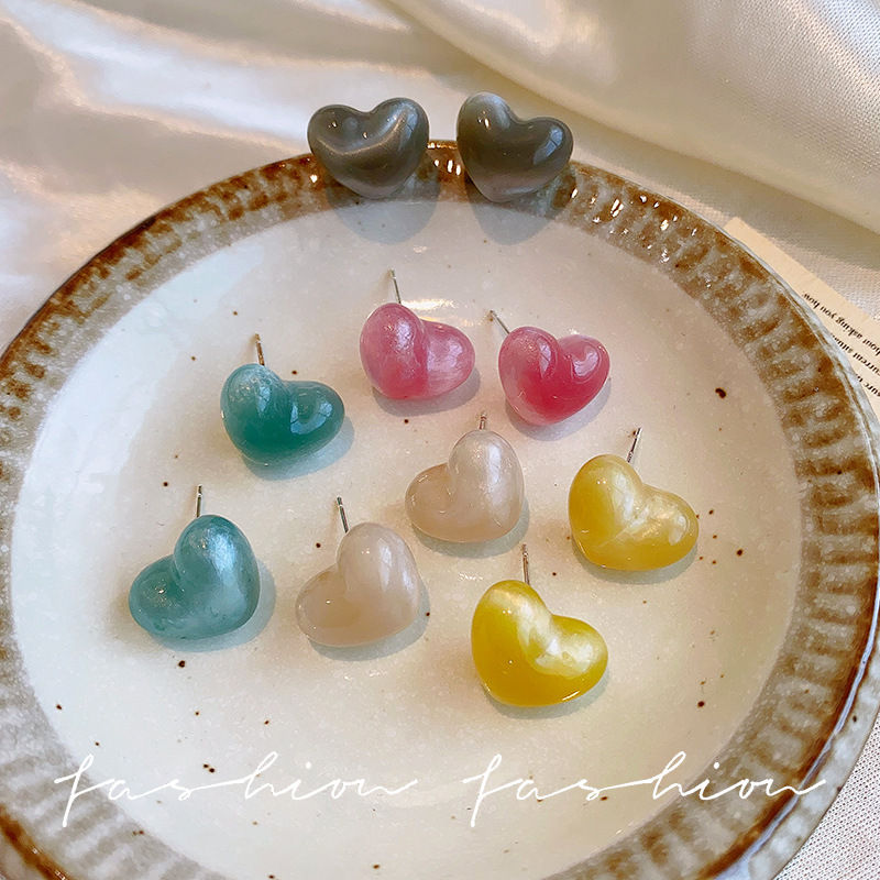 Fresh and sweet jelly-colored three-dimensional heart-shaped stud earrings from Japan and South Korea, fashionable design sense, elegant and individual cat's eye stone earrings Application Scenario