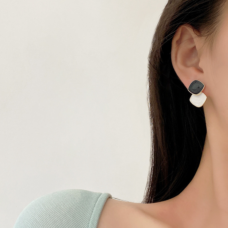 S925 Silver needle square oil-dripping earrings are a niche, retro, fashionable and stylish accessory for women. The stud earrings feature a unique design and are popular online earrings details Picture
