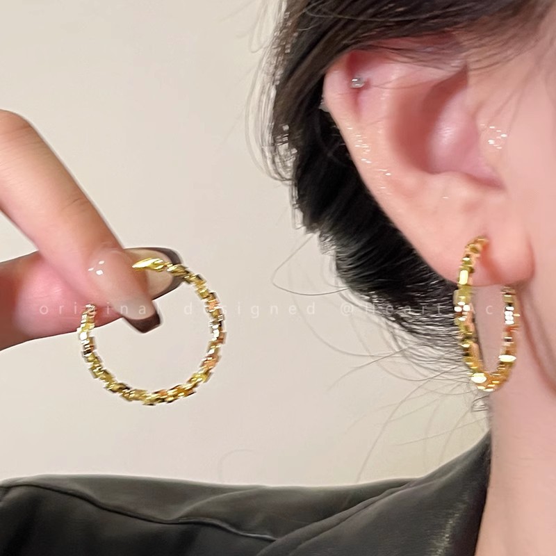 Silver ring earrings 2025 New bestseller, ear buckle, light luxury and high-end feel, exaggerated ear ring, round face, plain ring earrings Application Scenario