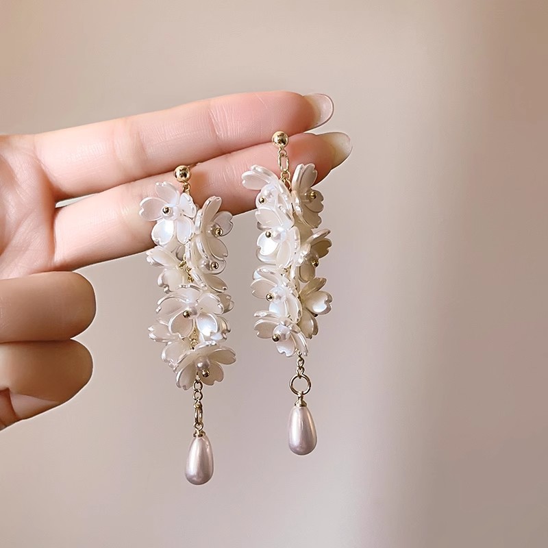 White flower long tassel earrings, women's design, niche pearl earrings, high-end, exaggerated, face-enhancing small earrings details Picture