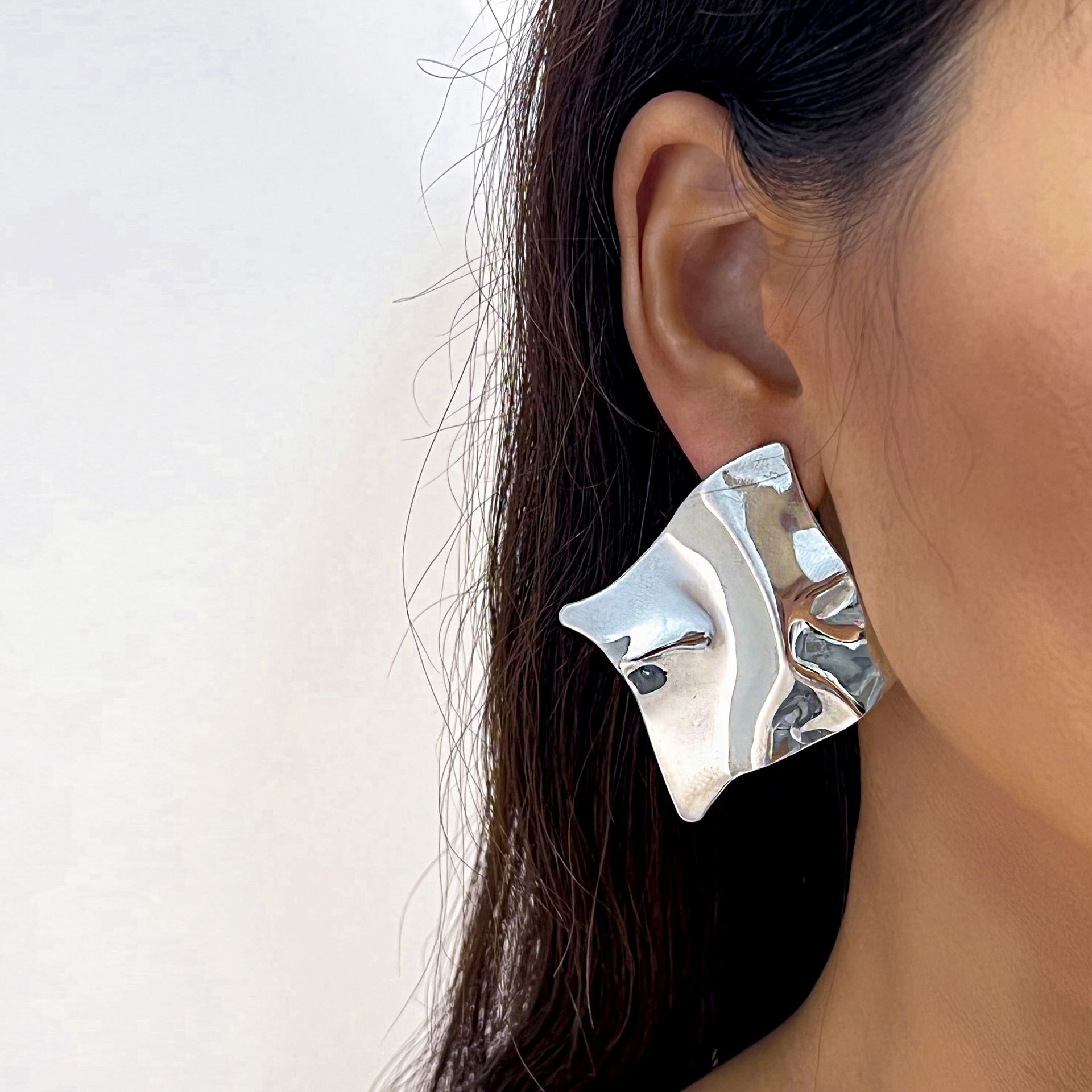 European and American cross-border accessories, personalized and exaggerated earrings, irregular foreign trade earrings, stud earrings, creative and simple metallic feel earrings Specification drawing