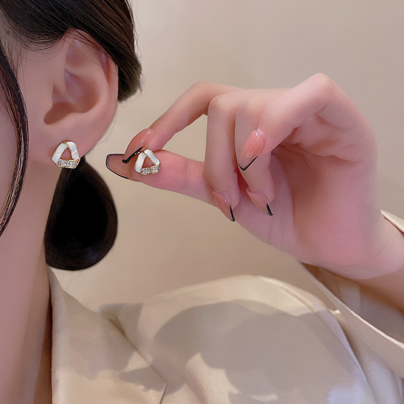 The light luxury triangular oil-dripping full-diamond stud earrings for women, S925, with silver needles, exude a sense of elegance and sophistication. They are exquisite and trendy Application Scenario