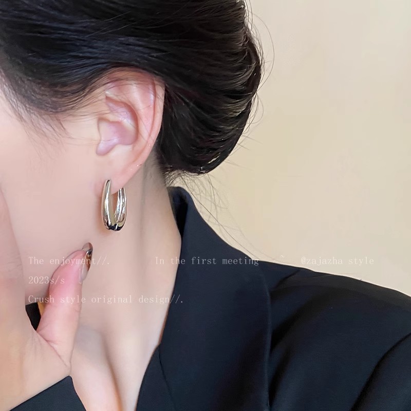 Oval plain ring ear buckle Women's 2025 new best-selling ins high-end style earrings, Korean-style fashionable and versatile round face earrings details Picture