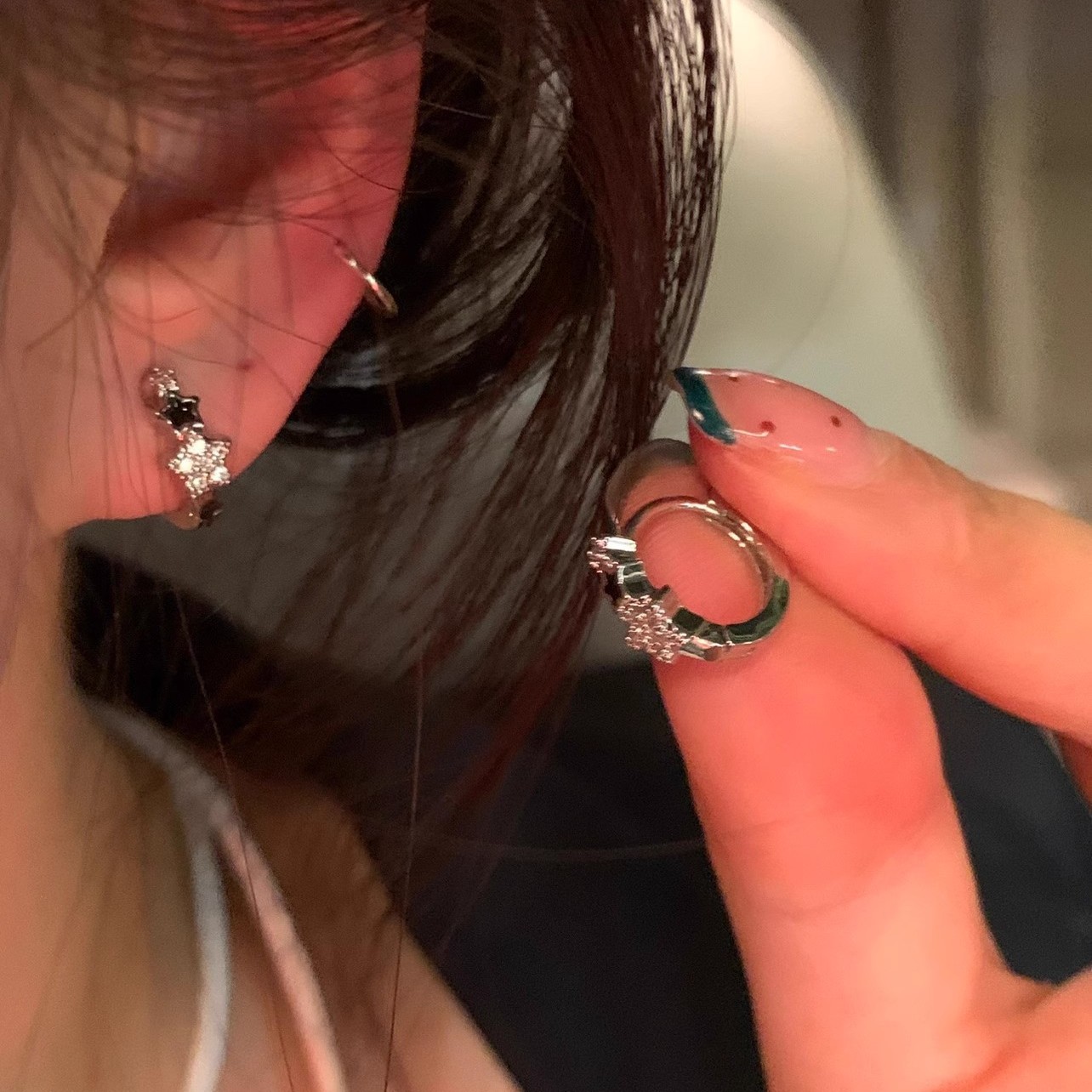The star-shaped ear buckles are small and unique. You don't need to take them off when sleeping. They are a niche design for women. The ear studs exude a sense of luxury full figure