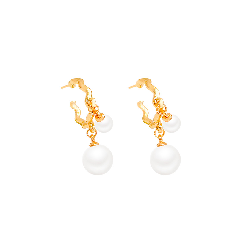 European and American retro French Baroque pearl earrings, women's light luxury, high-end and exquisite golden metal large earrings and stud earrings Item Picture