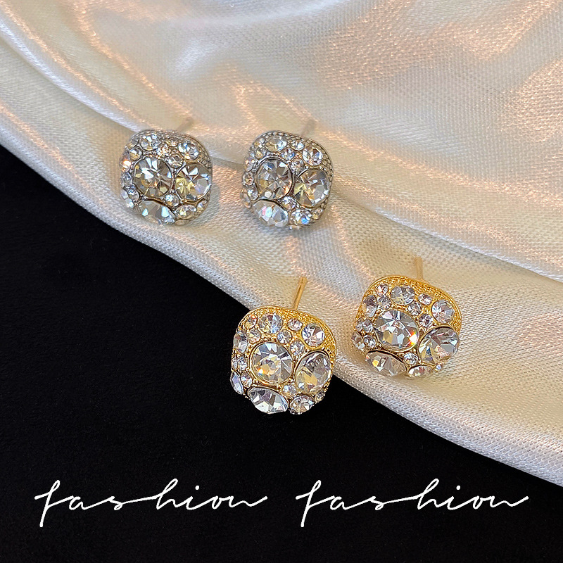 Douyin's same style of light luxury design full diamond earrings, a niche light luxury style stud earrings for women, Korean sweet and cool spice girl earrings Specification drawing