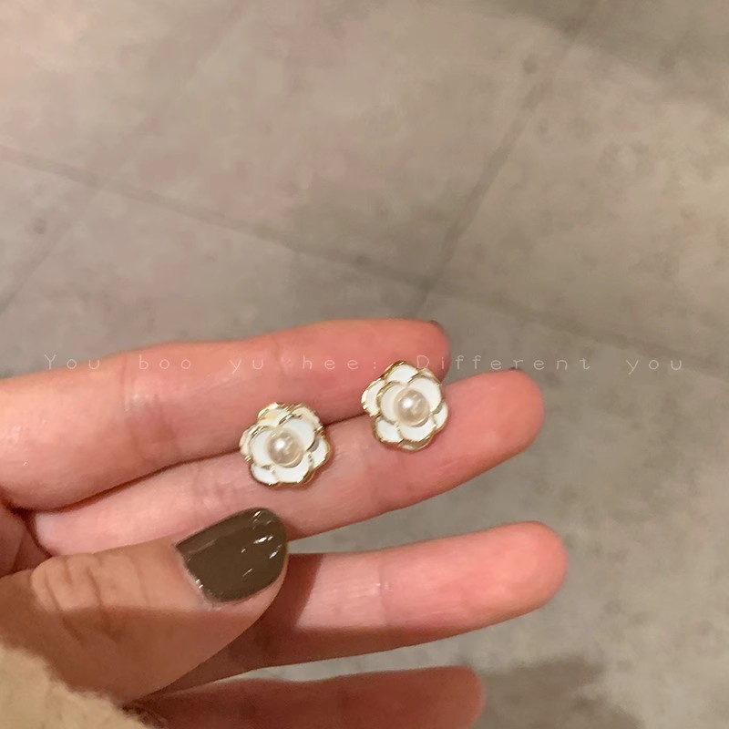 French retro camellia pearl earrings, 2025 new style, trendy and elegant, high-end, niche design stud earrings details Picture