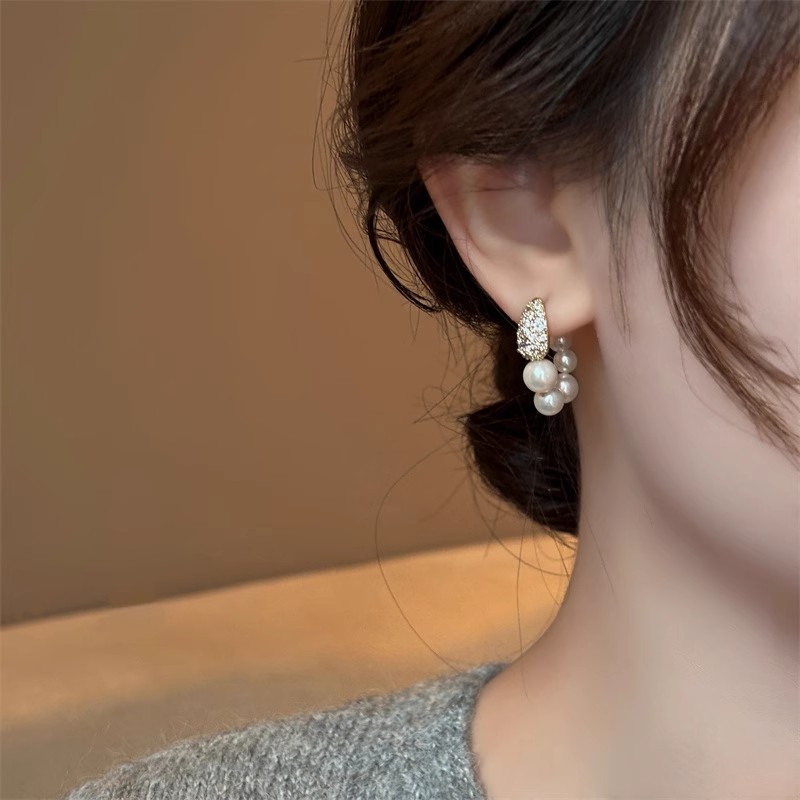 Zircon pearl earrings and ear rings are a niche design for women, exuding a sense of high-end luxury and uniqueness. They are unique stud earrings for cross-border commuting in Europe and America Application Scenario