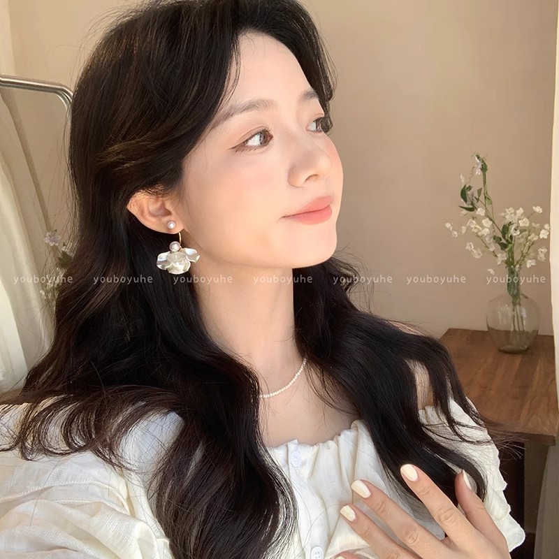 The super fairy pearl petal pendant earrings exude a light luxury and high-end charm for women. The exquisite stud earrings are versatile, elegant and stunning Specification drawing
