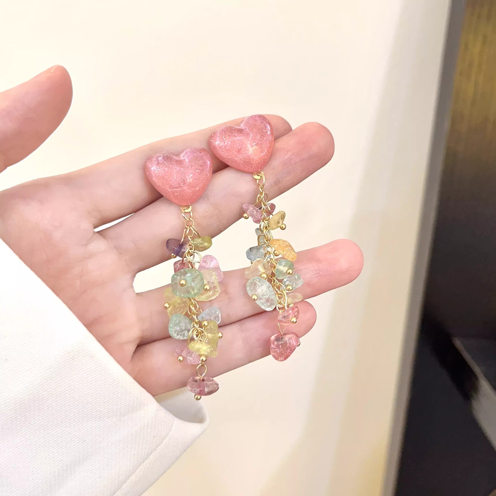 Summer colorful heart-shaped crystal tassel earrings are cute and sweet. The crushed stone stud earrings are a niche design with a unique sense of style Specification drawing