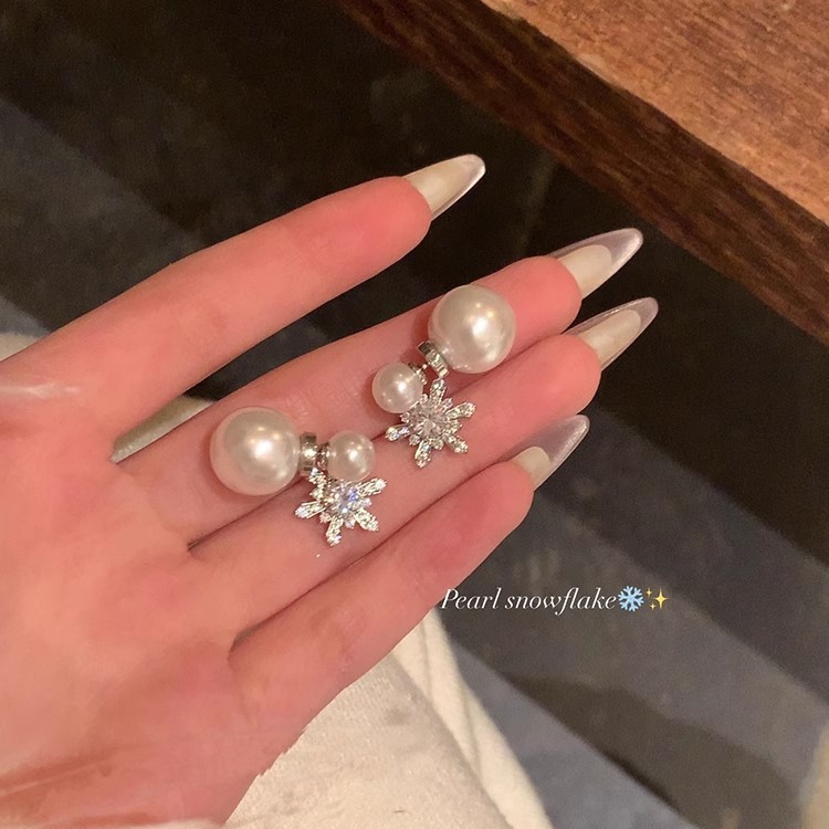 Christmas snowflake pearl earrings for women, unique autumn and winter atmosphere, niche stud design, light luxury and fashionable earrings details Picture