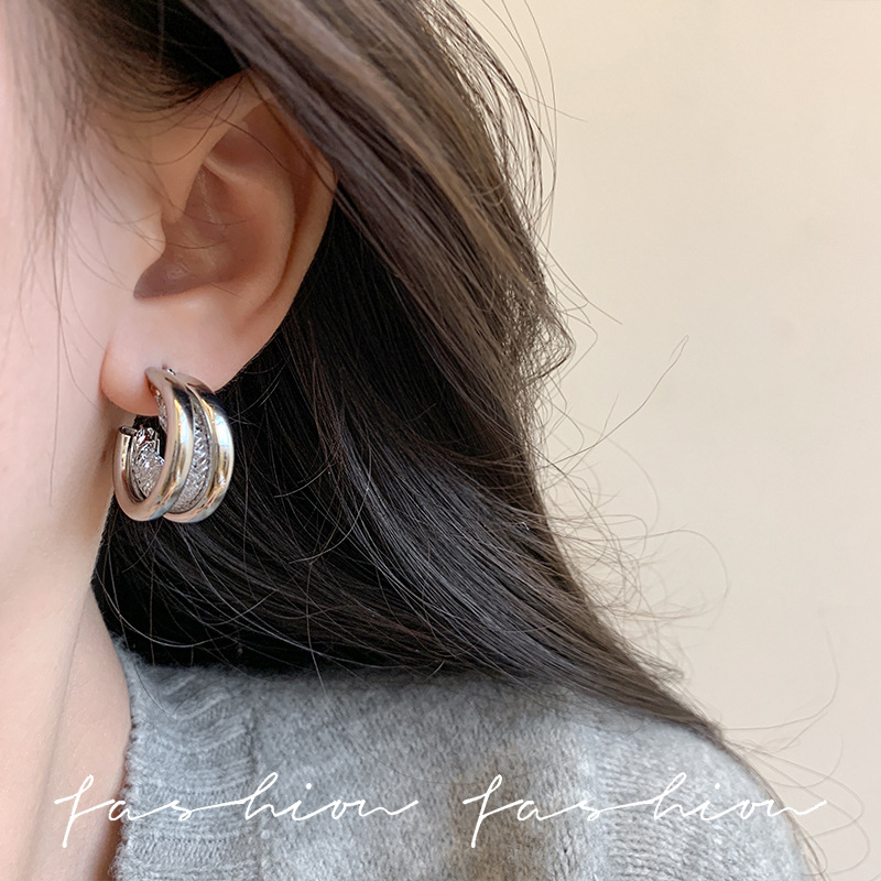 Silver cold style hollowed-out stud earrings, French high-end and elegant style earrings, women's niche design, simple and exquisite earrings Specification drawing