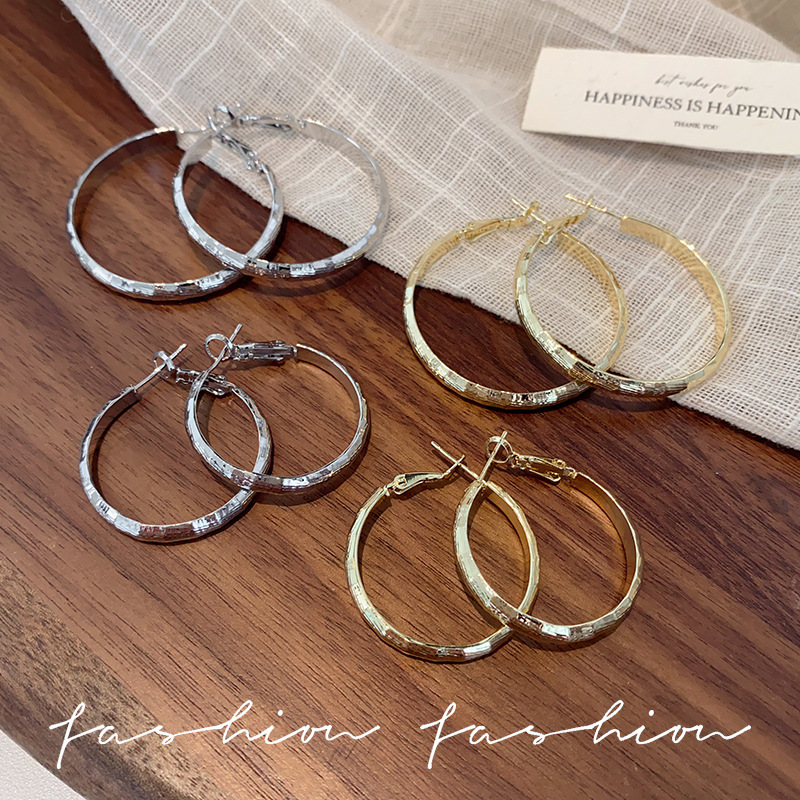 The ring-shaped earrings with a diamond-patterned smooth surface are a new style of trendy European and American earrings in 2025. They feature exaggerated geometric shapes and unique personality Application Scenario