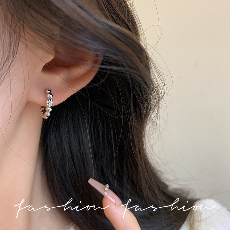 French retro golden beaded earrings with a cool feminine style, delicate and versatile ear rings, simple commuting earrings and earrings Application Scenario