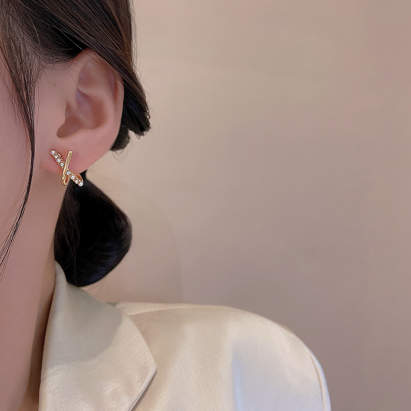 925 Silver needle crossed pearl stud earrings are exquisite, small and high-end. They are a new type of Korean earrings that exude the charm of female Internet celebrities Application Scenario