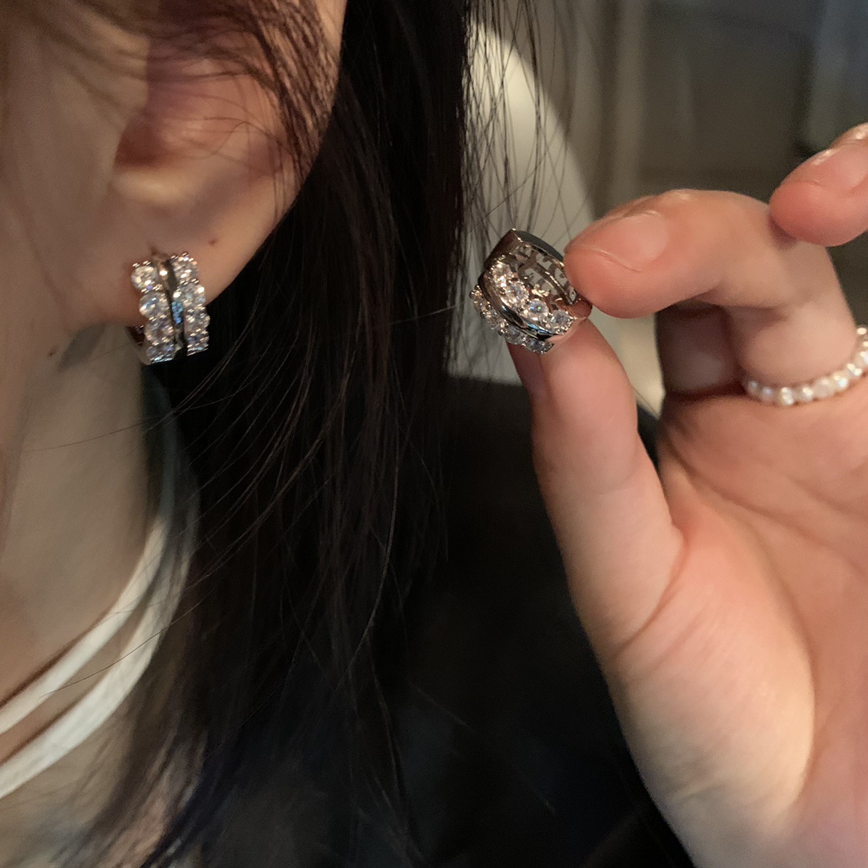 The 2025 new cold style earrings, a niche design for women, zircon ear buckles S925 silver needle, a popular earpiece Application Scenario