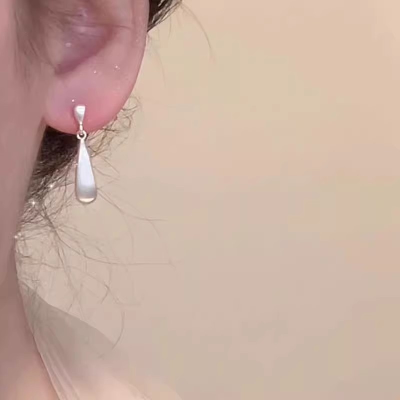 Retro matte silver teardrop-shaped earrings, a niche and high-end new Chinese-style earring, a light luxury and versatile accessory Specification drawing
