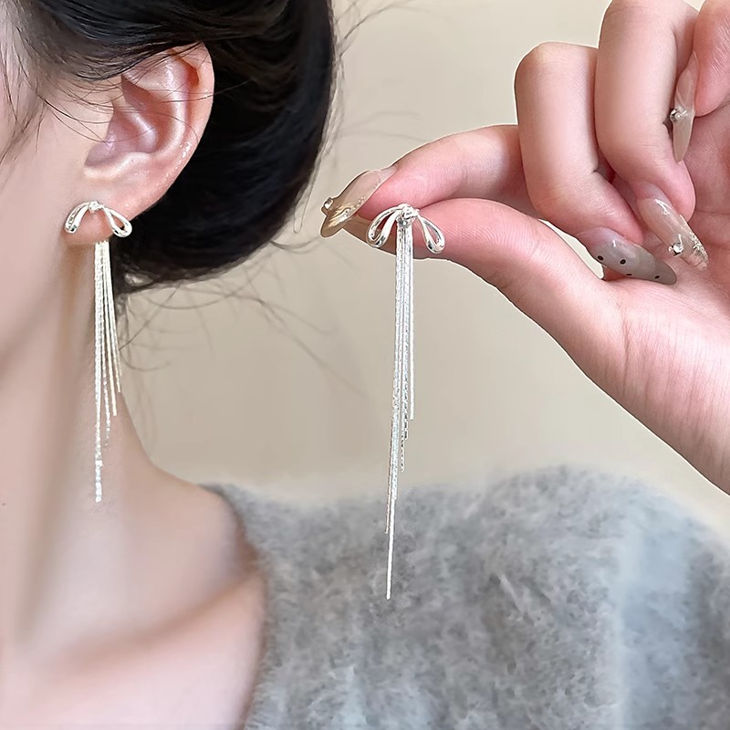A pair of two-piece bow tassel earrings, a simple and elegant long earpiece with small stud earrings that accentuate a round face for women Specification drawing