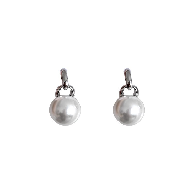 The pearl earrings of the same style as those worn by Ouyang Nana exude a sense of light luxury and sophistication for women. The simple stud earrings are elegant and stylish, and are versatile and fashionable Item Picture