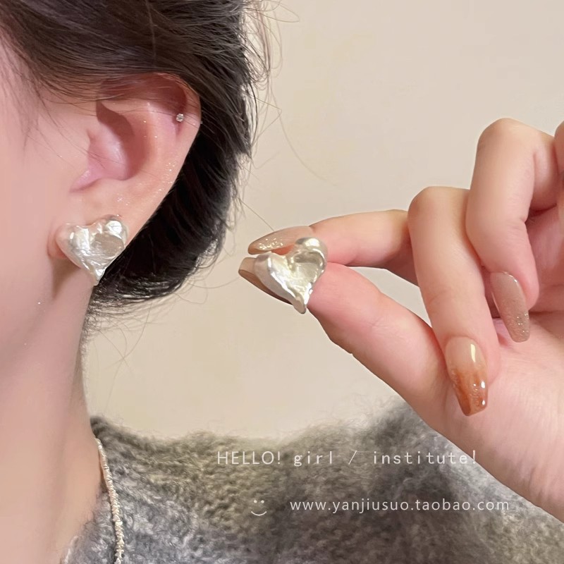 Silver high-end heart-shaped stud earrings for women 2025 new bestseller French style earrings, light luxury, niche and super popular earrings full figure