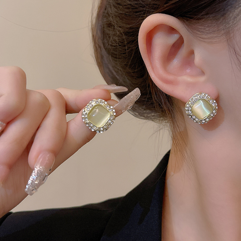 Retro and simple square diamond-encrusted earrings for women, versatile and trendy small stud earrings S925 silver needle Korean version earrings details Picture