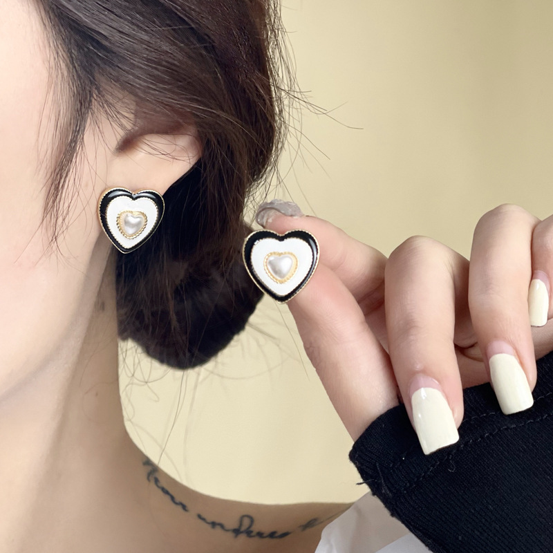 S925 Silver needle retro French Hepburn style heart-shaped stud earrings, elegant color contrast sweet pearl ins style earrings full figure