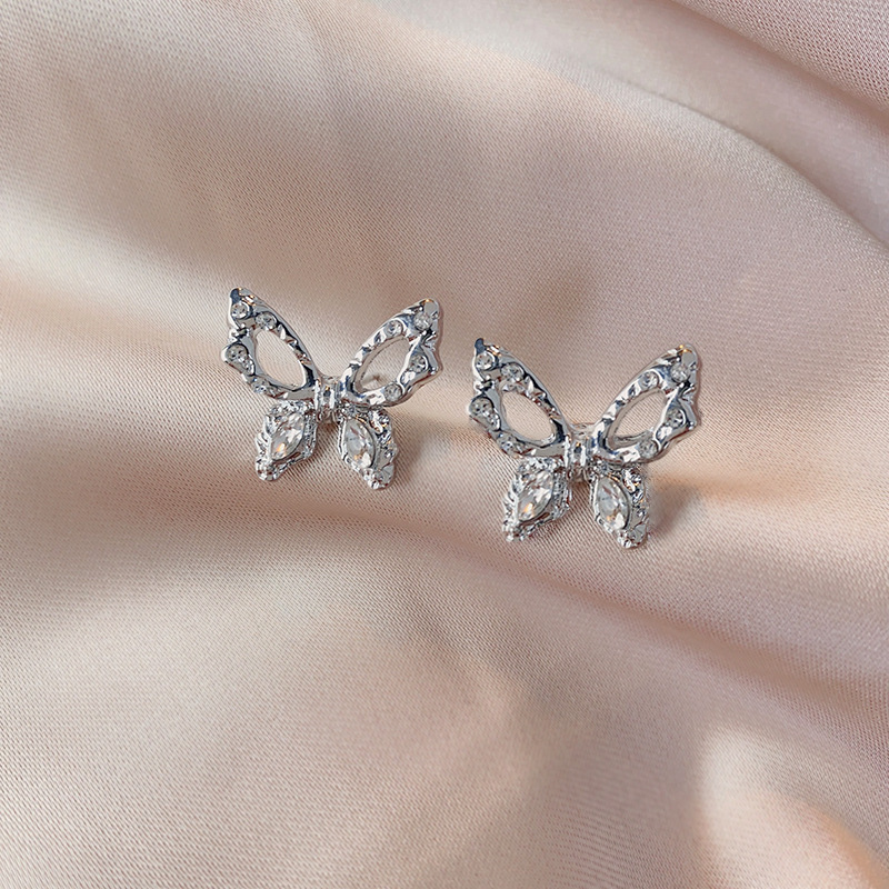 The new S925 silver needle ethereal hollowed-out butterfly stud earrings feature a simple design, a sweet and light luxury look, and are fashionable and elegant earrings full figure