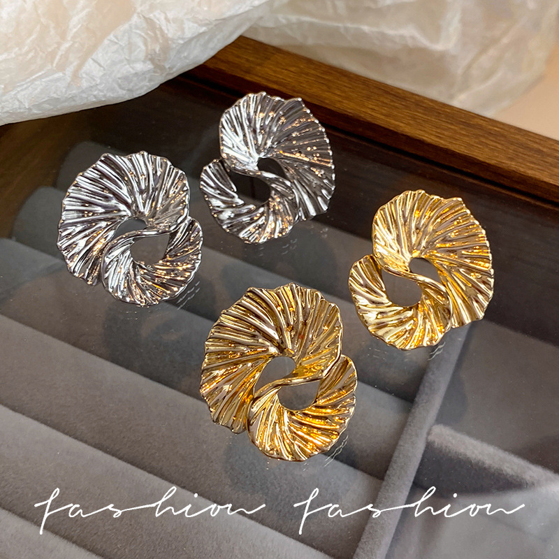 The blogger's same high-end, niche ins abstract texture earrings with an irregular shape and textured stud earrings Specification drawing