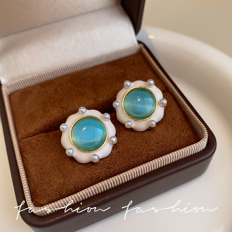 French elegant retro green cat's eye pearl stud earrings, women's fashionable and elegant Chinese retro Hong Kong-style cheongsam earrings full figure