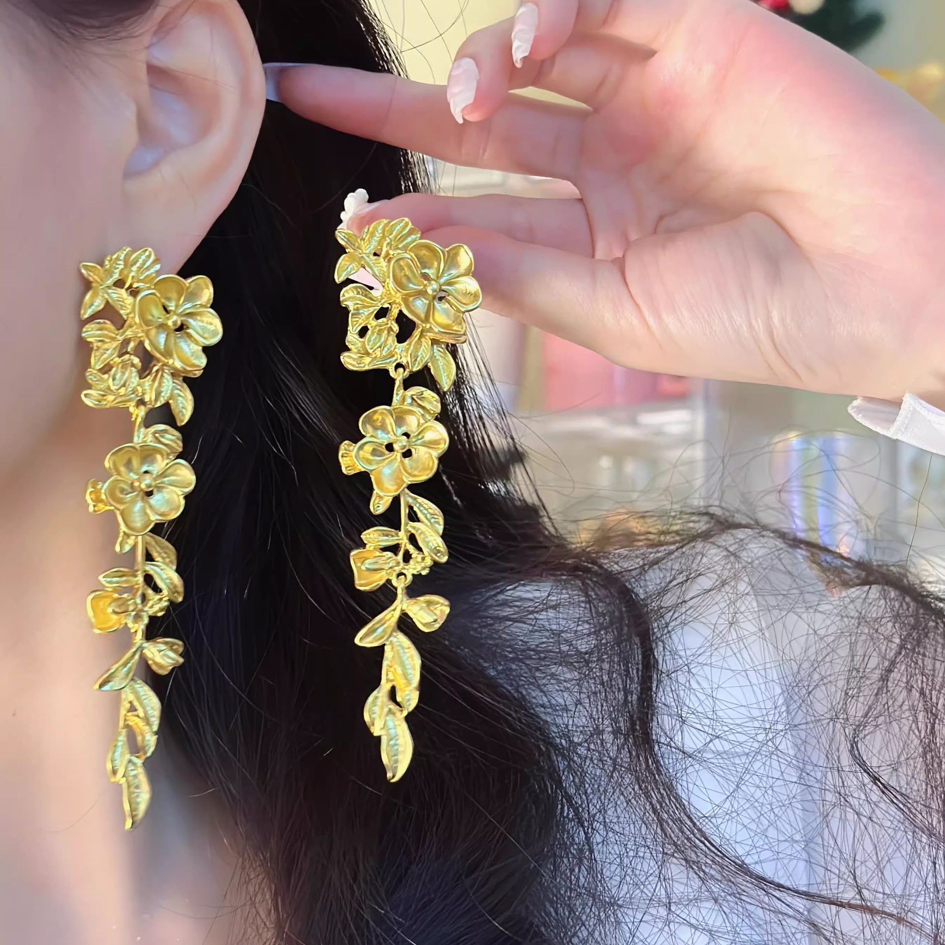 High-end, light luxury and exaggerated style earrings for women, retro golden long leaf earrings, suitable for round and square faces full figure